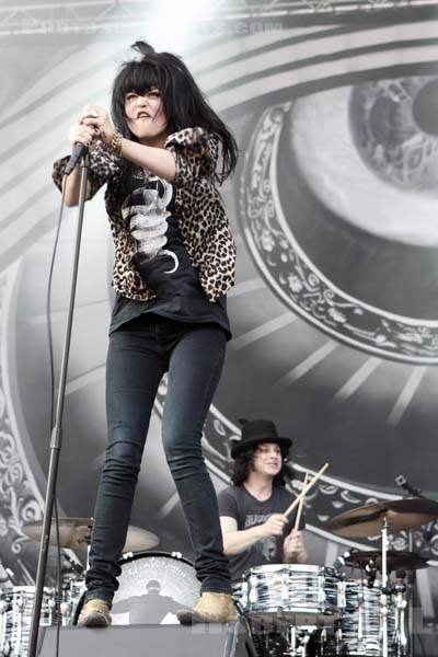 THE DEAD WEATHER - 2010-07-02 - BELFORT - Presqu'ile du Malsaucy - Alison Nicole Mosshart - John Anthony Gillis [Jack White]